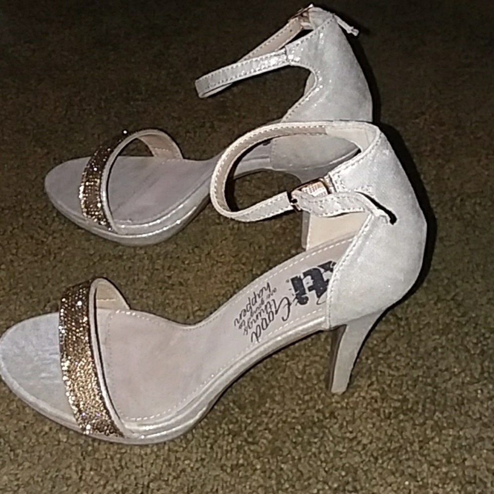 BEAUTIFUL STRAPPY HIGH HEEL CREAM&GOLD SANDALS🦋